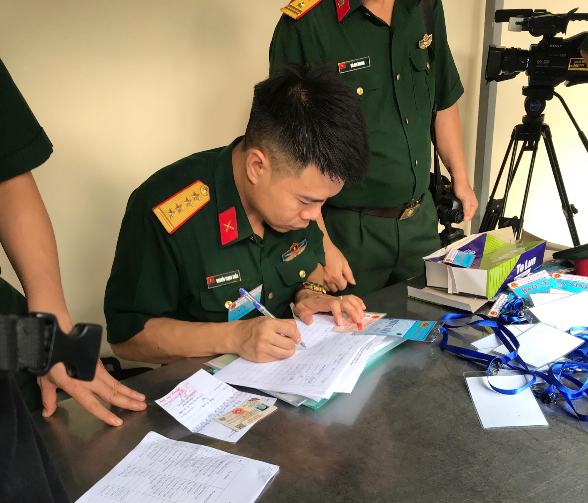 Cựu Đ&ocirc; đốc Nguyễn Văn Hiến do sức khỏe yếu được ngồi tr&igrave;nh b&agrave;y tại t&ograve;a - Ảnh 2.