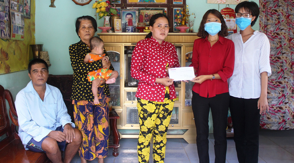 Gần 13 triệu đồng đến với gia đình người đàn ông Khmer nghèo bị nổ đầu đạn
