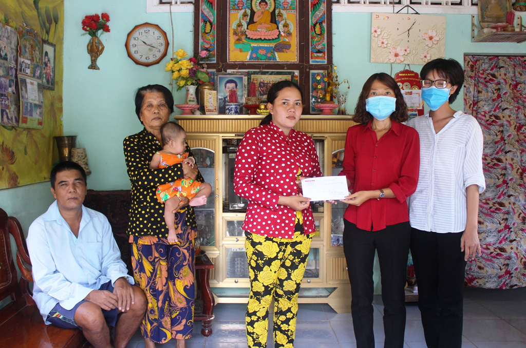 Gần 13 triệu đồng đến với gia đ&igrave;nh người đ&agrave;n &ocirc;ng Khmer ngh&egrave;o bị nổ đầu đạn - Ảnh 2.