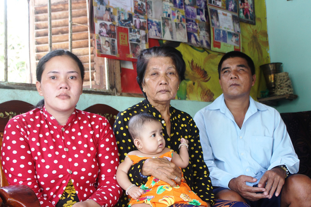 Gần 13 triệu đồng đến với gia đ&igrave;nh người đ&agrave;n &ocirc;ng Khmer ngh&egrave;o bị nổ đầu đạn - Ảnh 3.