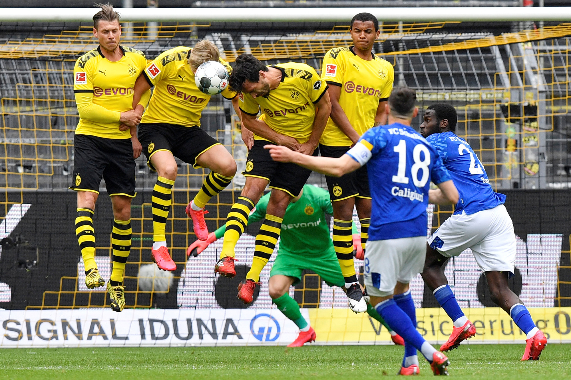 Bundesliga trở lại: "Bóng đá ma thời Covid" vẫn hấp dẫn!
