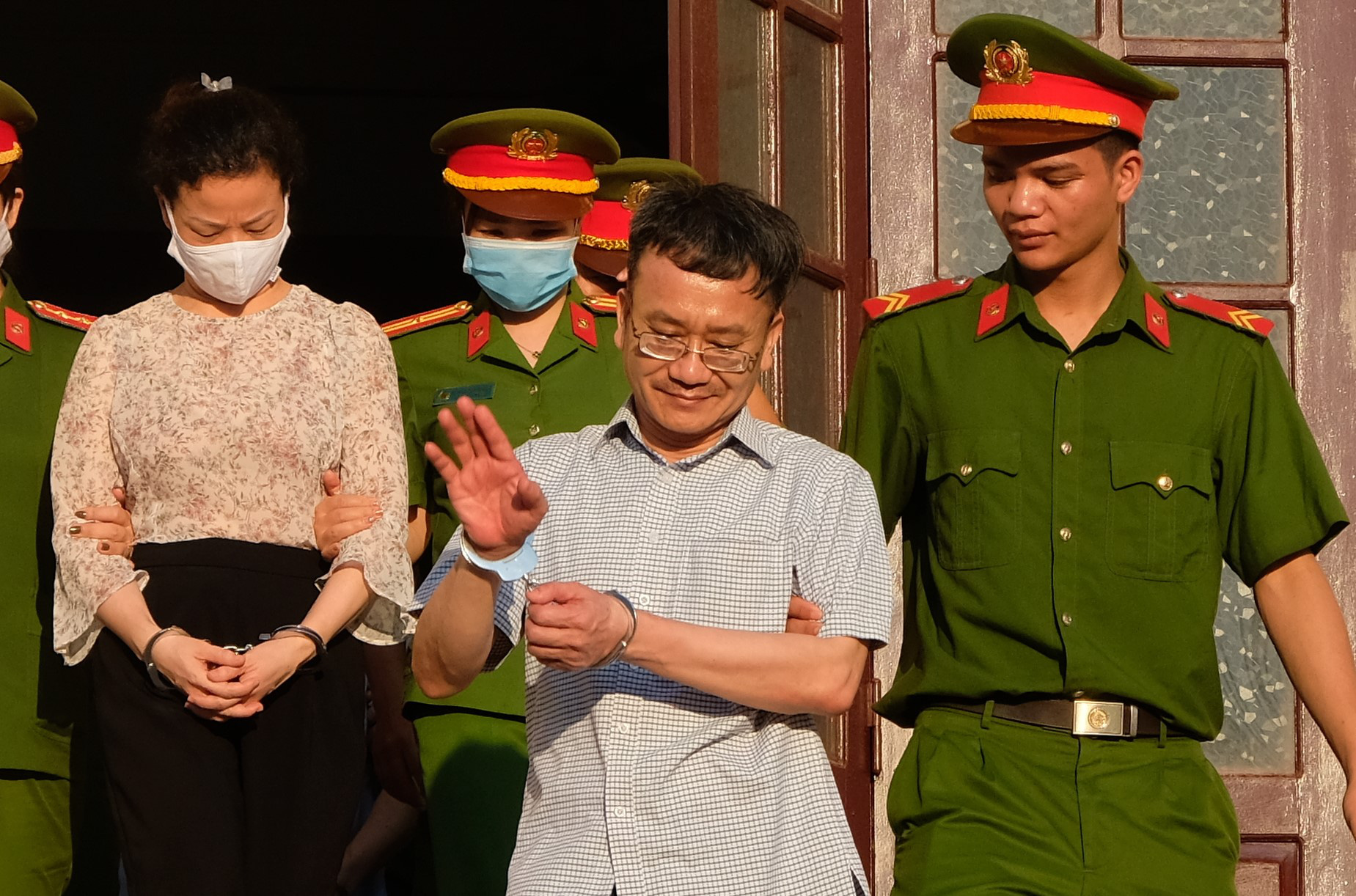 Cử chỉ lạ của kẻ chủ mưu vụ gian lận điểm thi ở Hòa Bình - Ảnh 6.