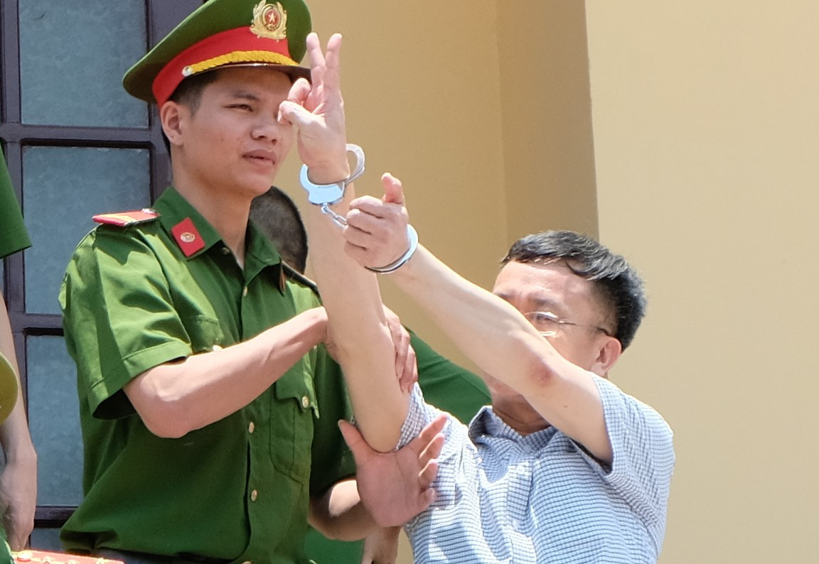 Cử chỉ lạ của kẻ chủ mưu vụ gian lận điểm thi ở Hòa Bình - Ảnh 4.