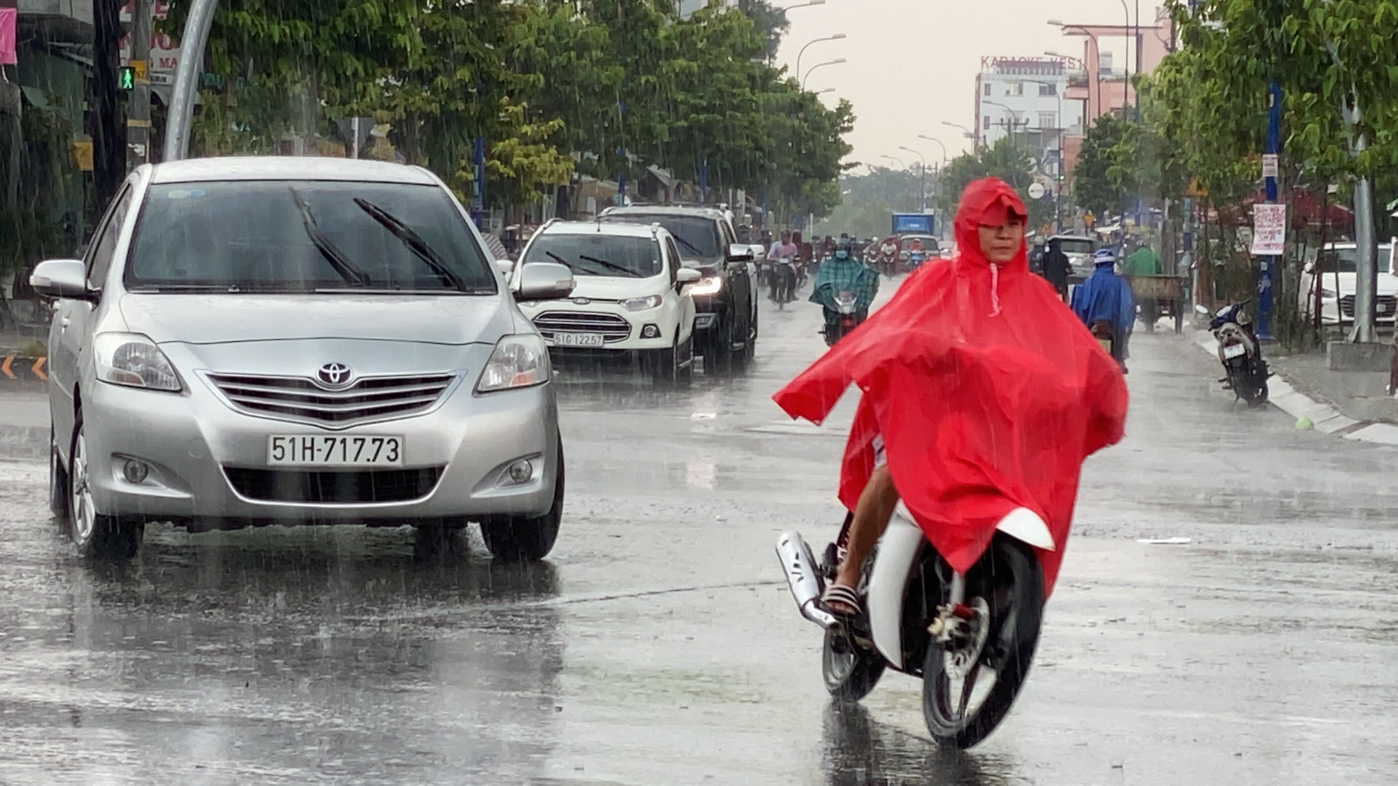 Mưa như thác đổ ở vùng ven TP HCM