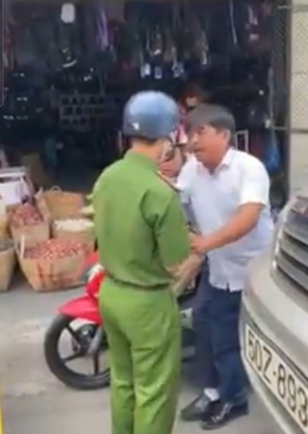 Đưa thẻ nhà báo hết hạn ra đòi trả xe vi phạm, thách thức công an - Ảnh 1.