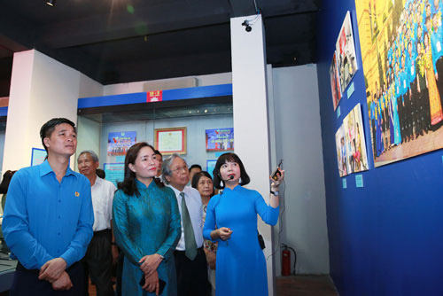 Trưng bày nhiều hiện vật quý về Bác Hồ với công nhân và Công đoàn - Ảnh 1.