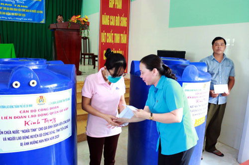 Trích lương hỗ trợ đoàn viên khó khăn bị ảnh hưởng hạn mặn