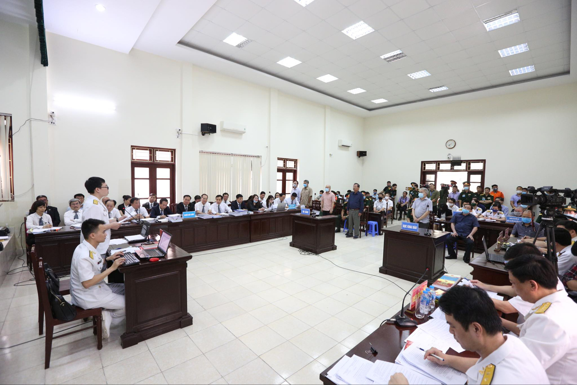 Cựu Đ&ocirc; đốc Nguyễn Văn Hiến do sức khỏe yếu được ngồi tr&igrave;nh b&agrave;y tại t&ograve;a - Ảnh 3.