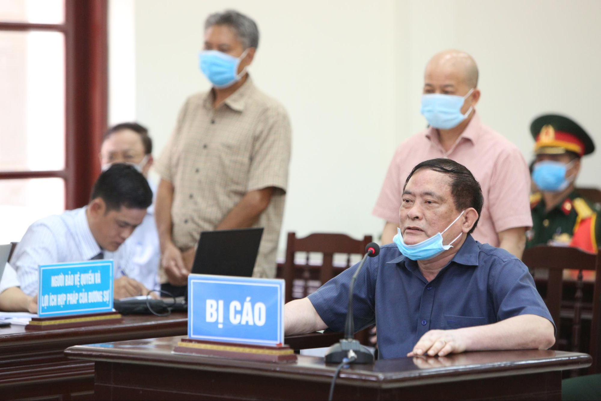 Cựu Đ&ocirc; đốc Nguyễn Văn Hiến do sức khỏe yếu được ngồi tr&igrave;nh b&agrave;y tại t&ograve;a - Ảnh 9.
