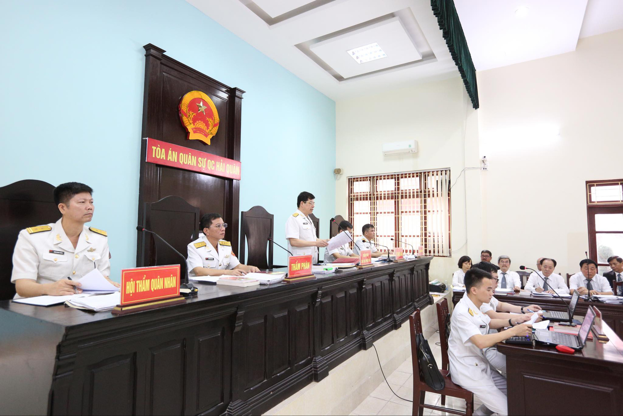 Cựu Đ&ocirc; đốc Nguyễn Văn Hiến do sức khỏe yếu được ngồi tr&igrave;nh b&agrave;y tại t&ograve;a - Ảnh 4.