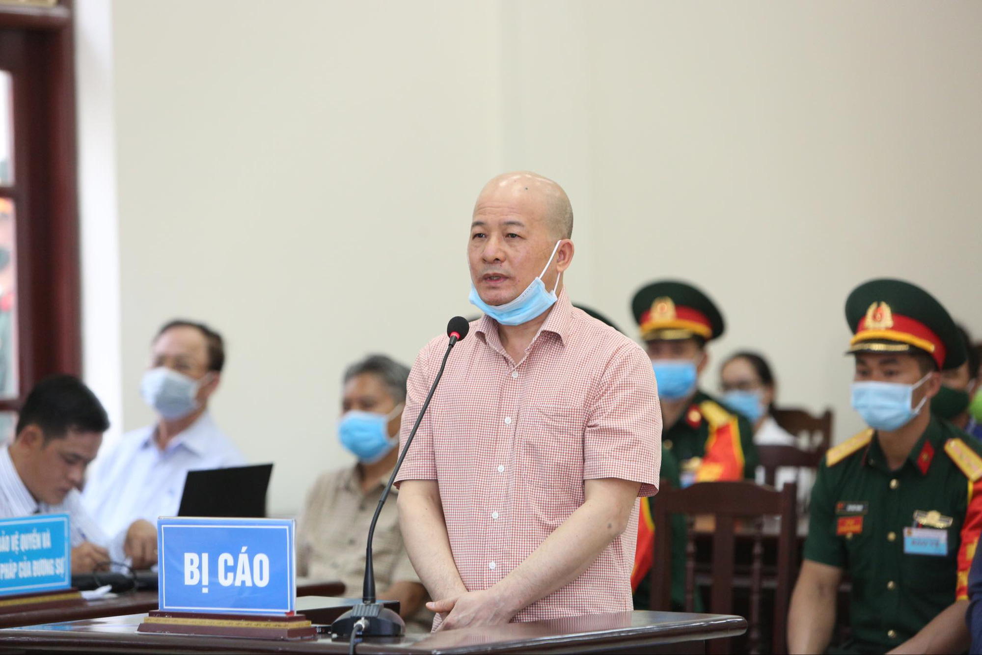 Cựu Đ&ocirc; đốc Nguyễn Văn Hiến do sức khỏe yếu được ngồi tr&igrave;nh b&agrave;y tại t&ograve;a - Ảnh 8.