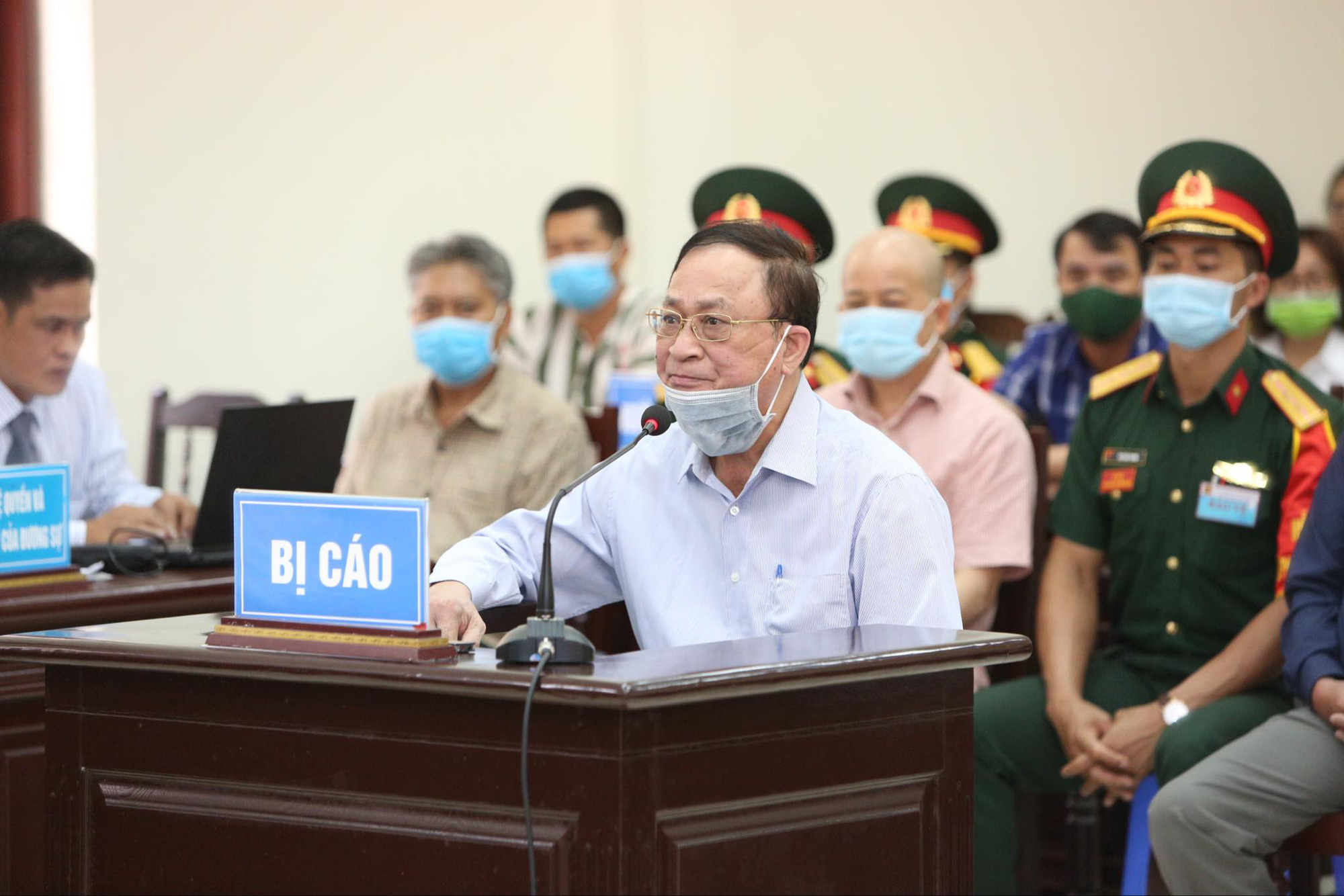Cựu Đ&ocirc; đốc Nguyễn Văn Hiến do sức khỏe yếu được ngồi tr&igrave;nh b&agrave;y tại t&ograve;a - Ảnh 6.