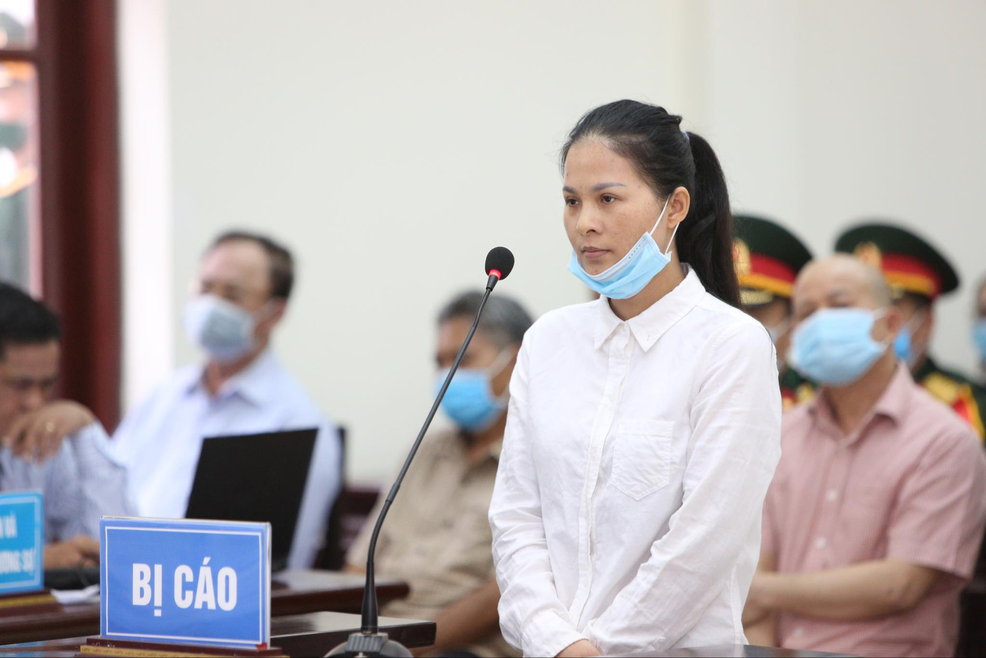 Cựu Đ&ocirc; đốc Nguyễn Văn Hiến do sức khỏe yếu được ngồi tr&igrave;nh b&agrave;y tại t&ograve;a - Ảnh 10.