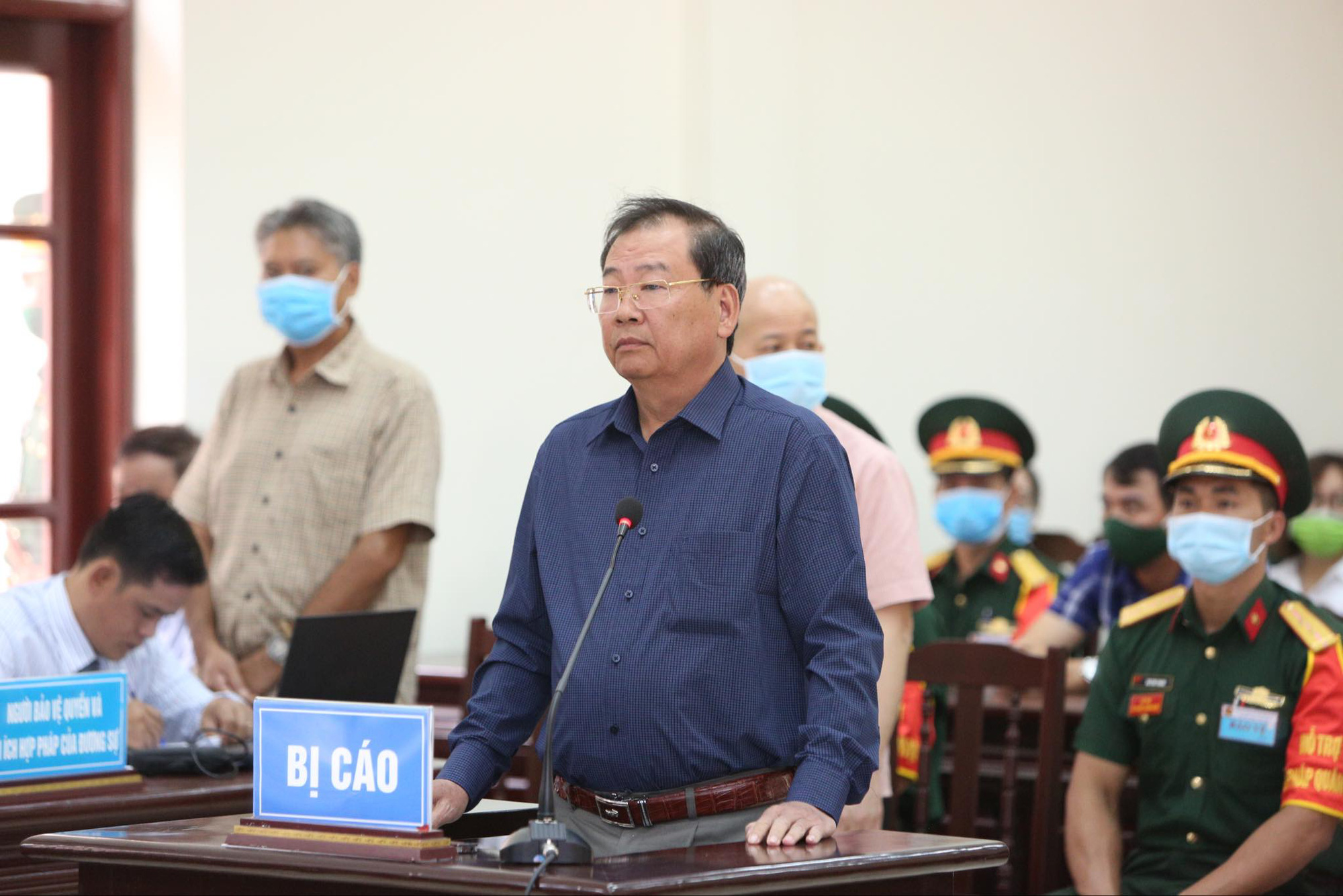 Cựu Đ&ocirc; đốc Nguyễn Văn Hiến do sức khỏe yếu được ngồi tr&igrave;nh b&agrave;y tại t&ograve;a - Ảnh 11.