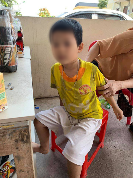 Bố để con tại toà án với dòng chữ Tôi không đẻ tôi không nuôi - Ảnh 1.