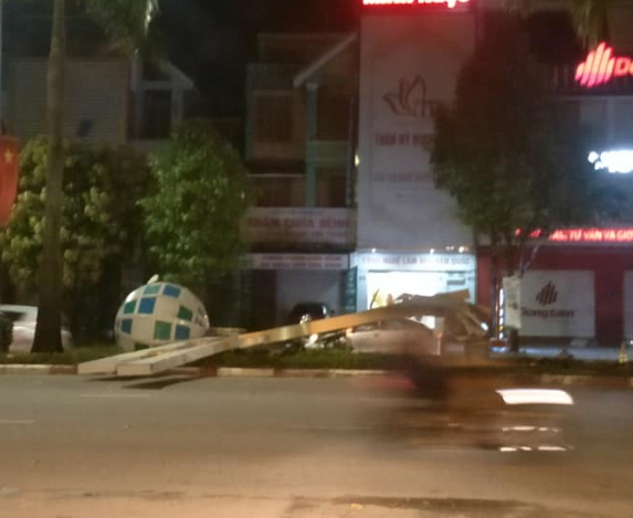 Hàng loạt cột đèn trang trí mới làm tại TP Vinh đổ gãy sau trận mưa - Ảnh 1.