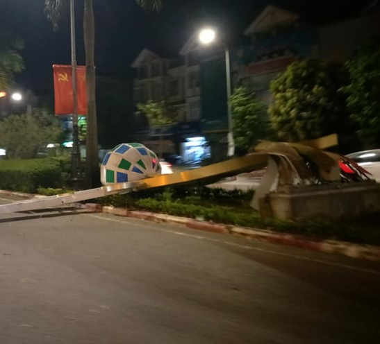 Hàng loạt cột đèn trang trí mới làm tại TP Vinh đổ gãy sau trận mưa - Ảnh 2.