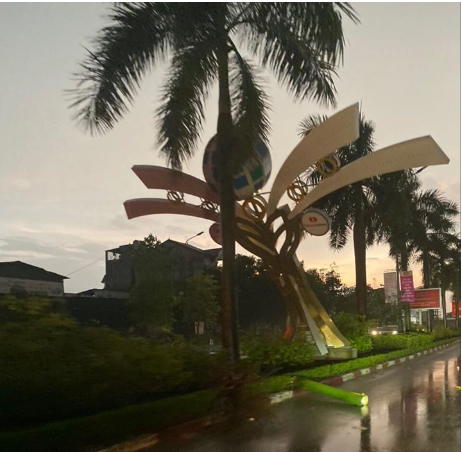 Hàng loạt cột đèn trang trí mới làm tại TP Vinh đổ gãy sau trận mưa - Ảnh 3.