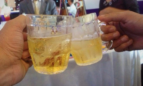 Đâm chai bia vào mặt bạn nhậu vì bị ép phải bắt tay