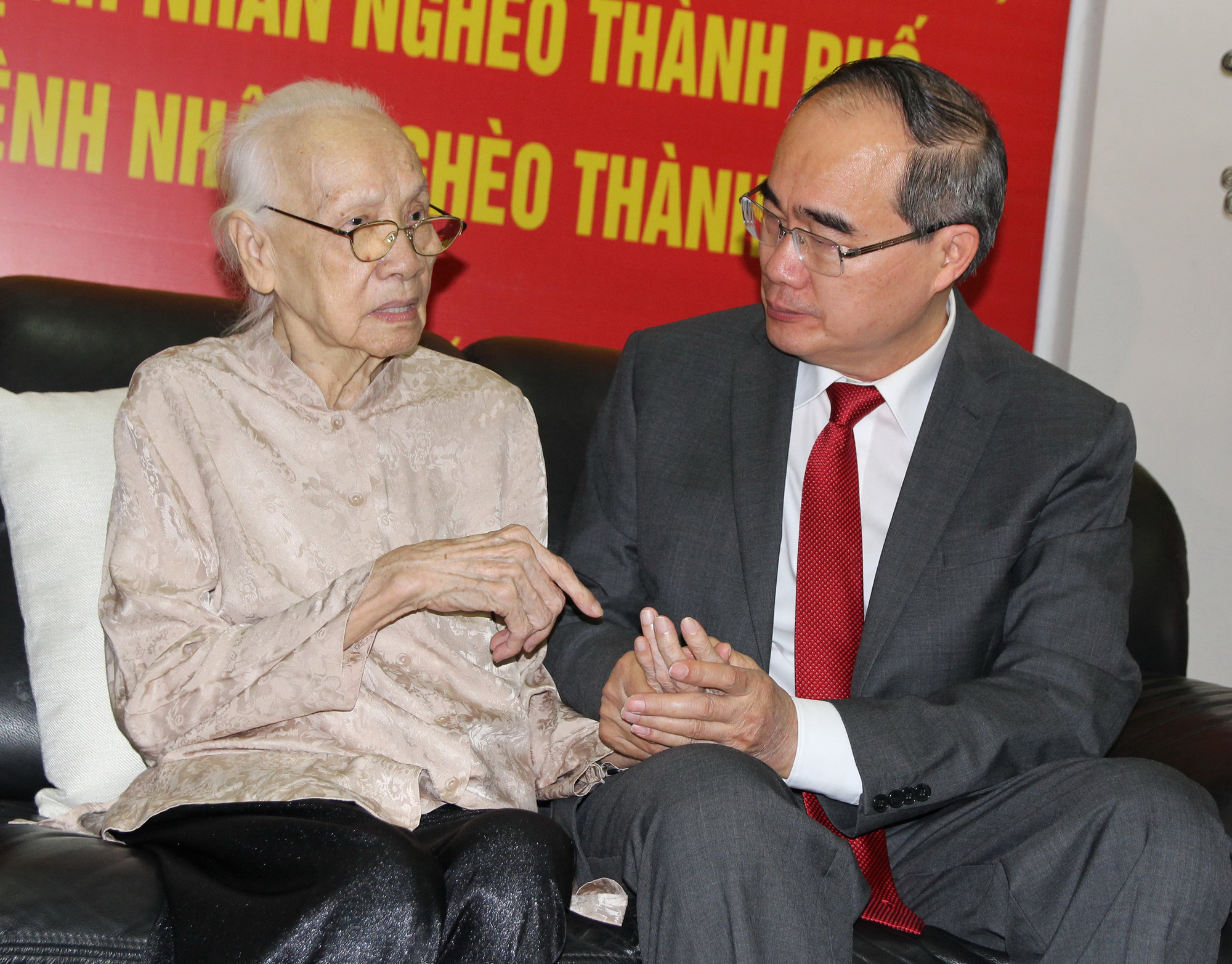 B&iacute; thư Nguyễn Thiện Nh&acirc;n trao huy hiệu 85 năm tuổi Đảng cho b&agrave; Ng&ocirc; Thị Huệ - Ảnh 1.