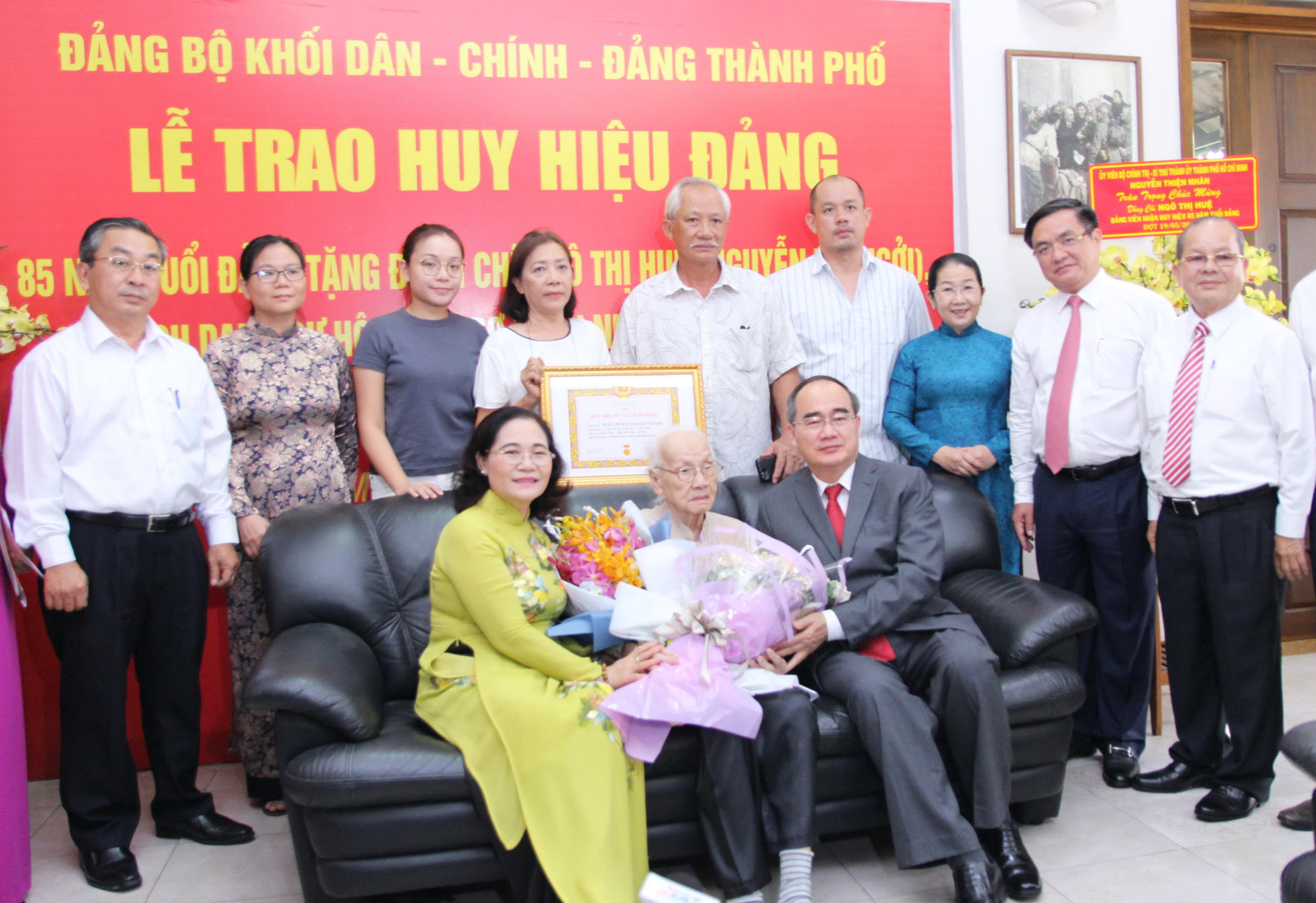B&iacute; thư Nguyễn Thiện Nh&acirc;n trao huy hiệu 85 năm tuổi Đảng cho b&agrave; Ng&ocirc; Thị Huệ - Ảnh 3.