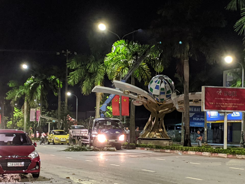 Hàng loạt cột đèn trang trí mới làm tại TP Vinh đổ gãy sau trận mưa