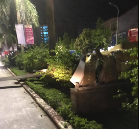 Hàng loạt cột đèn trang trí mới làm tại TP Vinh đổ gãy sau trận mưa - Ảnh 5.