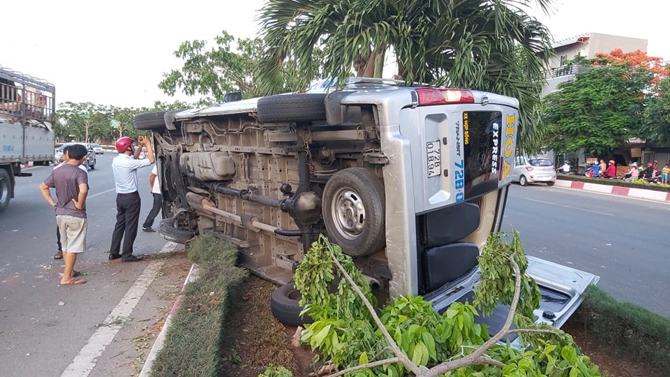 Xe chở khách đi Vũng Tàu đâm dải phân cách, lật nghiêng - Ảnh 4.
