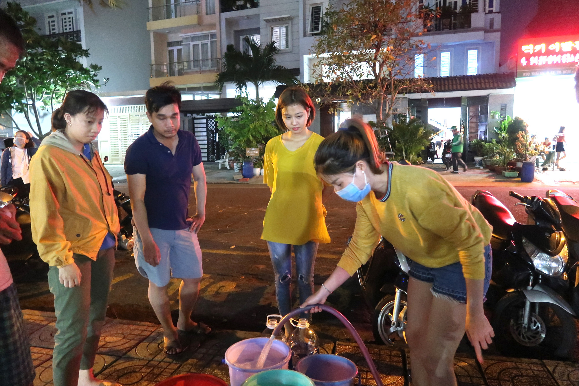 CLIP: Gần 2.000 người ở chung cư Thái An 3 & 4 khổ sở vì cúp nước cả ngày