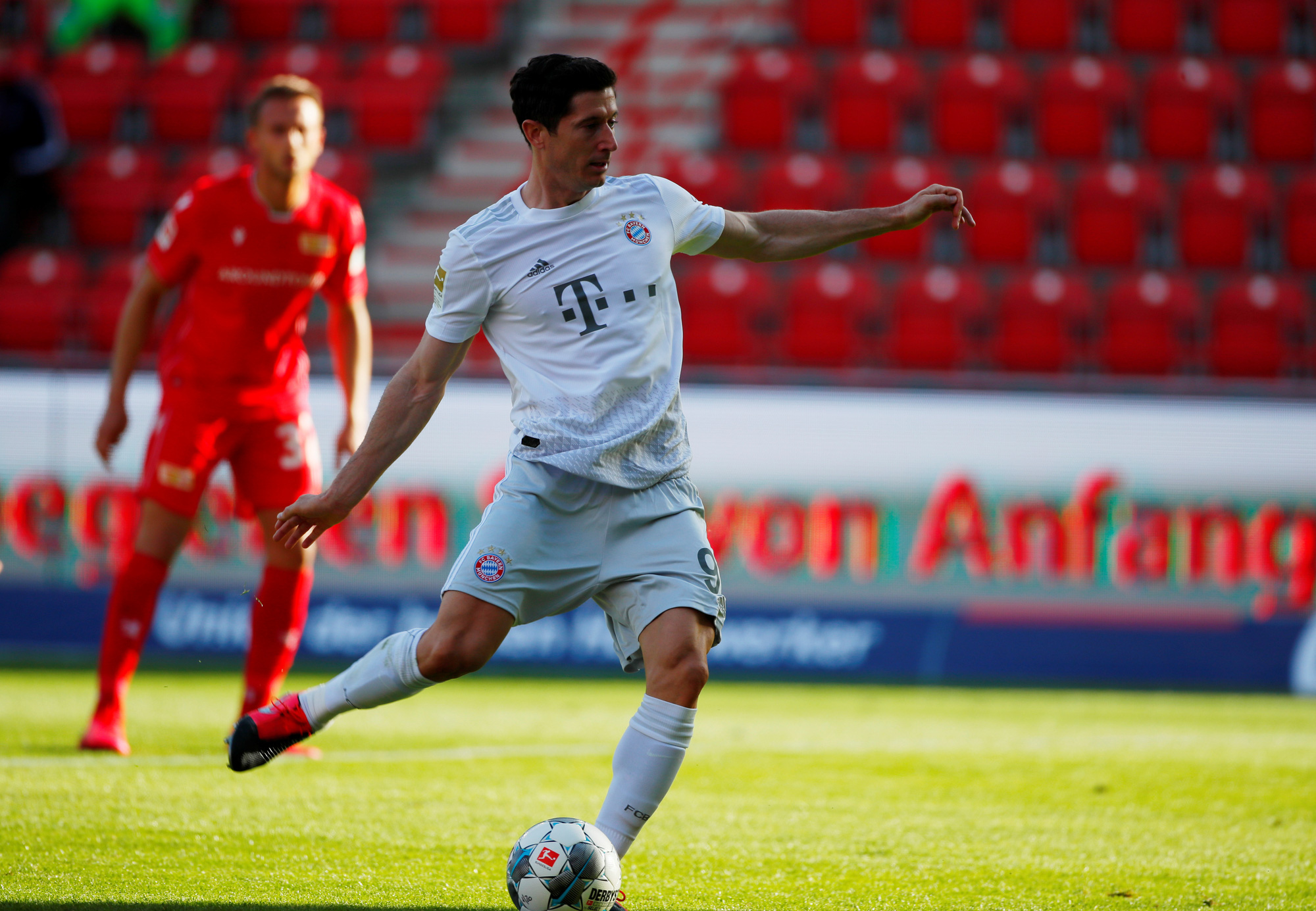 Lewandowski chạm mốc 40 b&agrave;n thắng, Bayern Munich dẫn đầu Bundesliga - Ảnh 3.