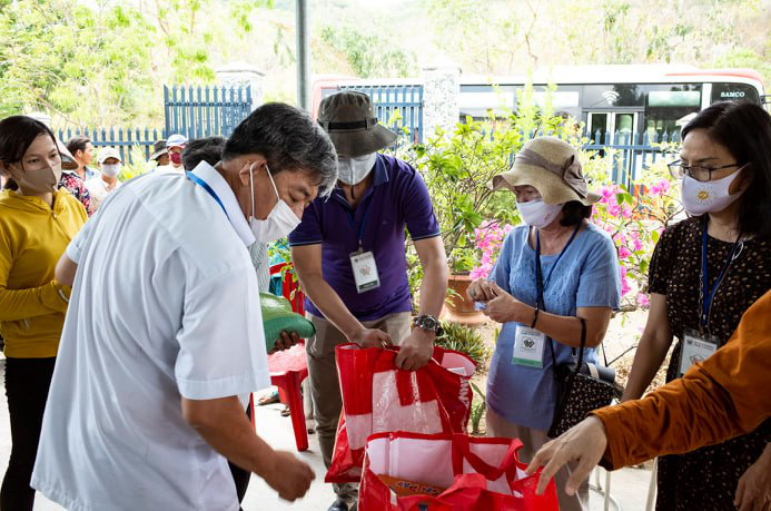 Hỗ trợ ho&agrave;n cảnh kh&oacute; khăn sau dịch Covid-19 - Ảnh 2.