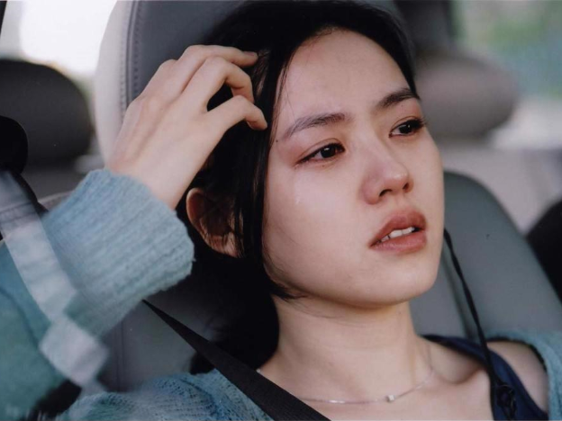 Người đ&agrave;n &ocirc;ng chờ t&ocirc;i tr&ecirc;n s&acirc;n t&ograve;a - Ảnh 1.