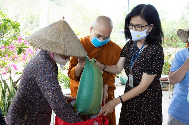 Hỗ trợ ho&agrave;n cảnh kh&oacute; khăn sau dịch Covid-19 - Ảnh 4.