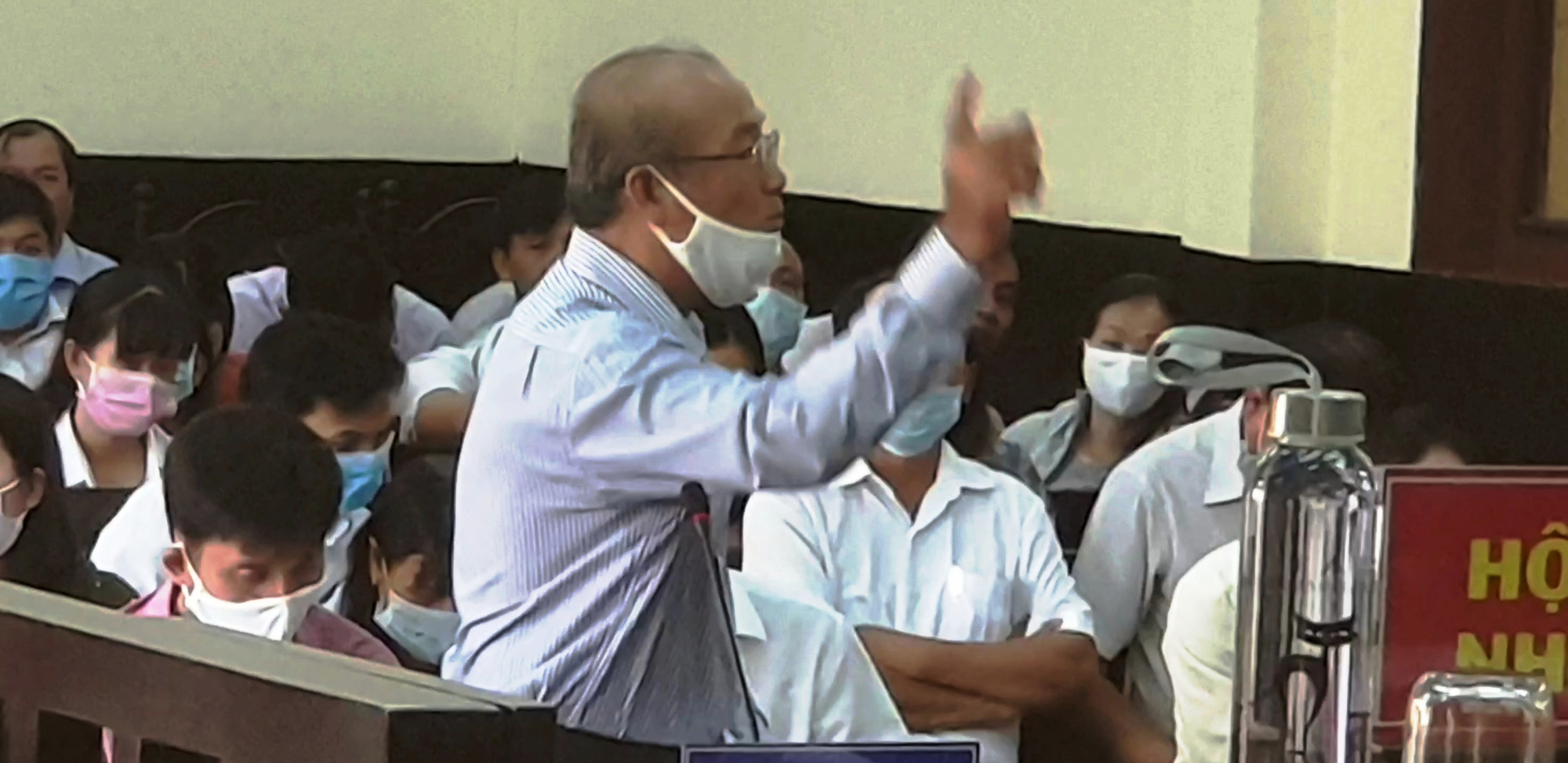 Clip: Bị cáo liên tục "múa tay" trước chủ tọa  phiên tòa