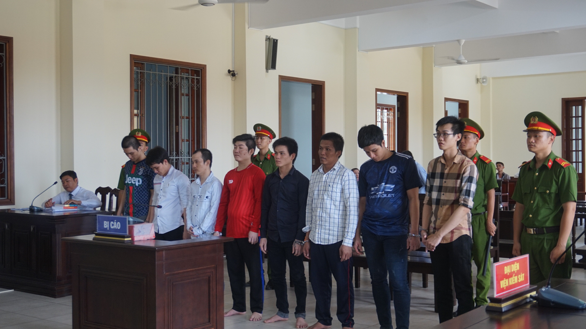 7 ông thần vào tù vì tiếp tay thợ in thiệp cưới - Ảnh 1.