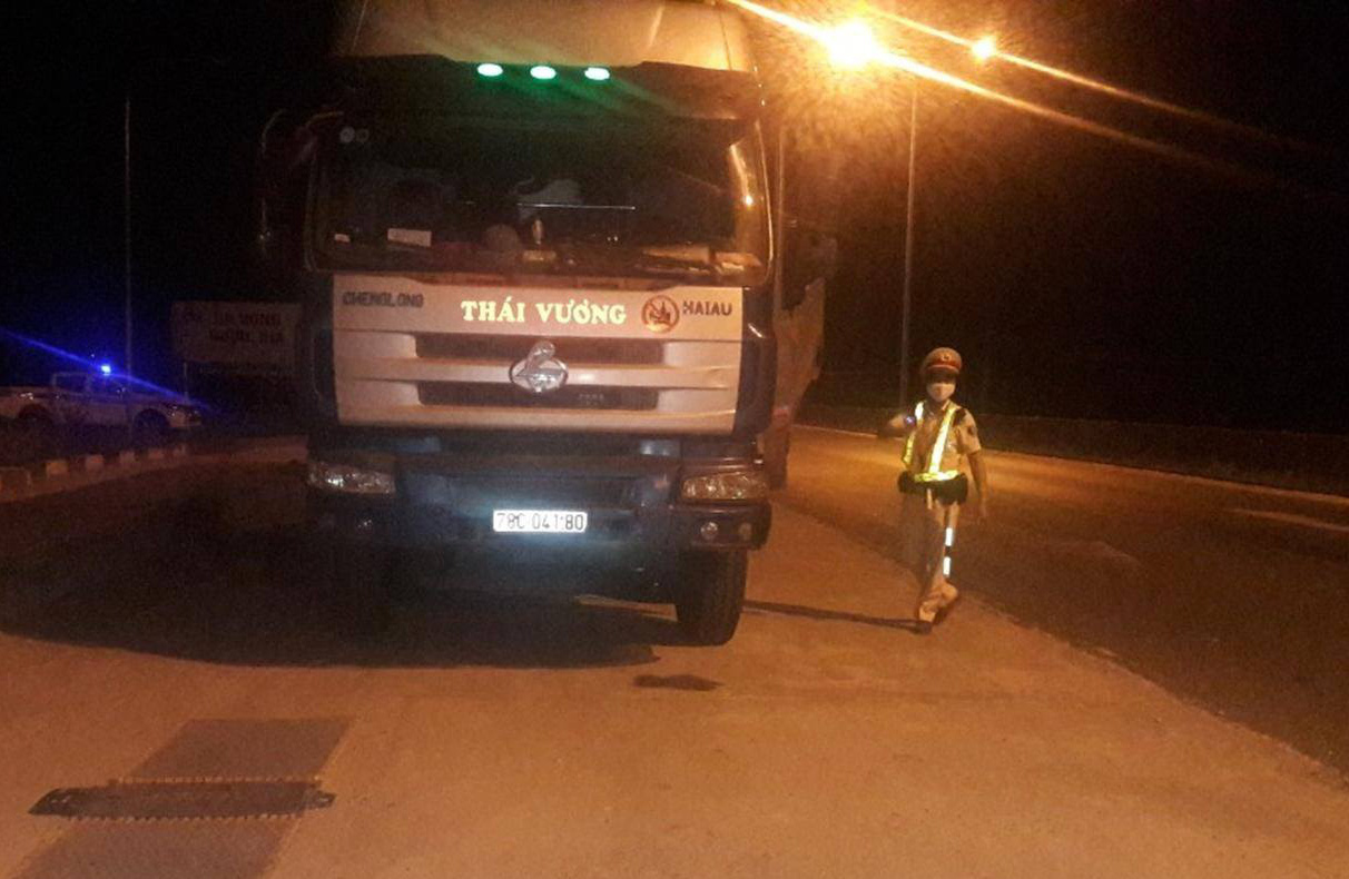 Quảng Nam: Tài xế xe quá tải "thi gan" với CSGT