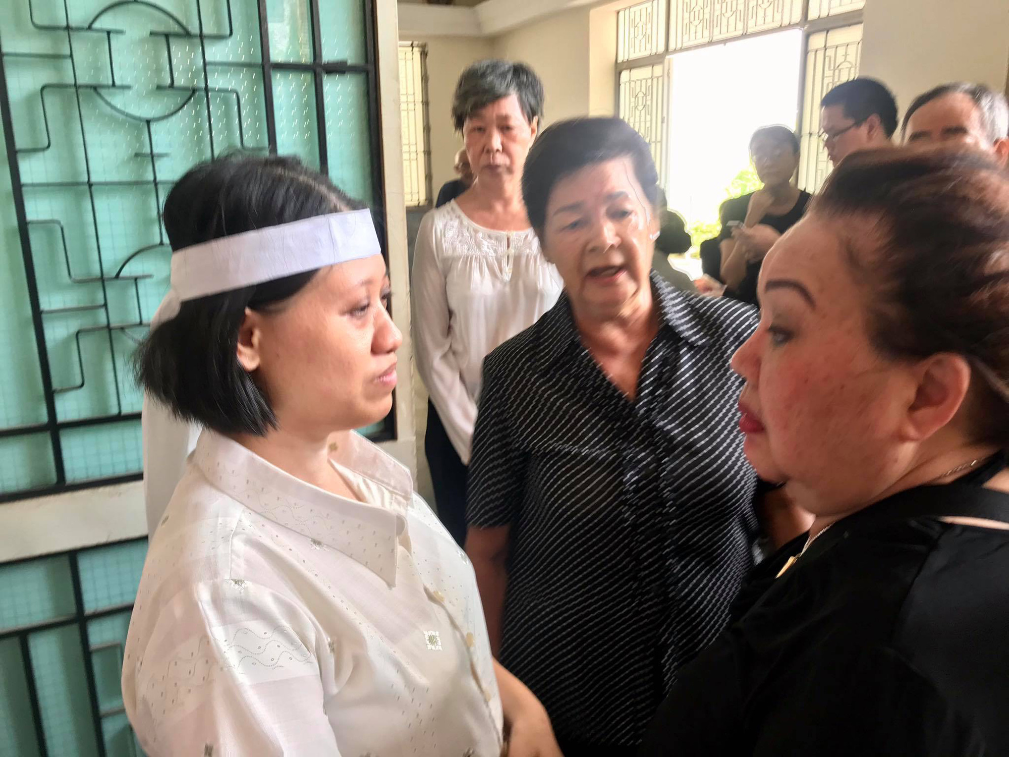 NSND Bạch Tuyết, Ngọc Gi&agrave;u, Lệ Thủy... tiễn biệt Mẫn Đạt của Đời c&ocirc; Lựu - Ảnh 3.