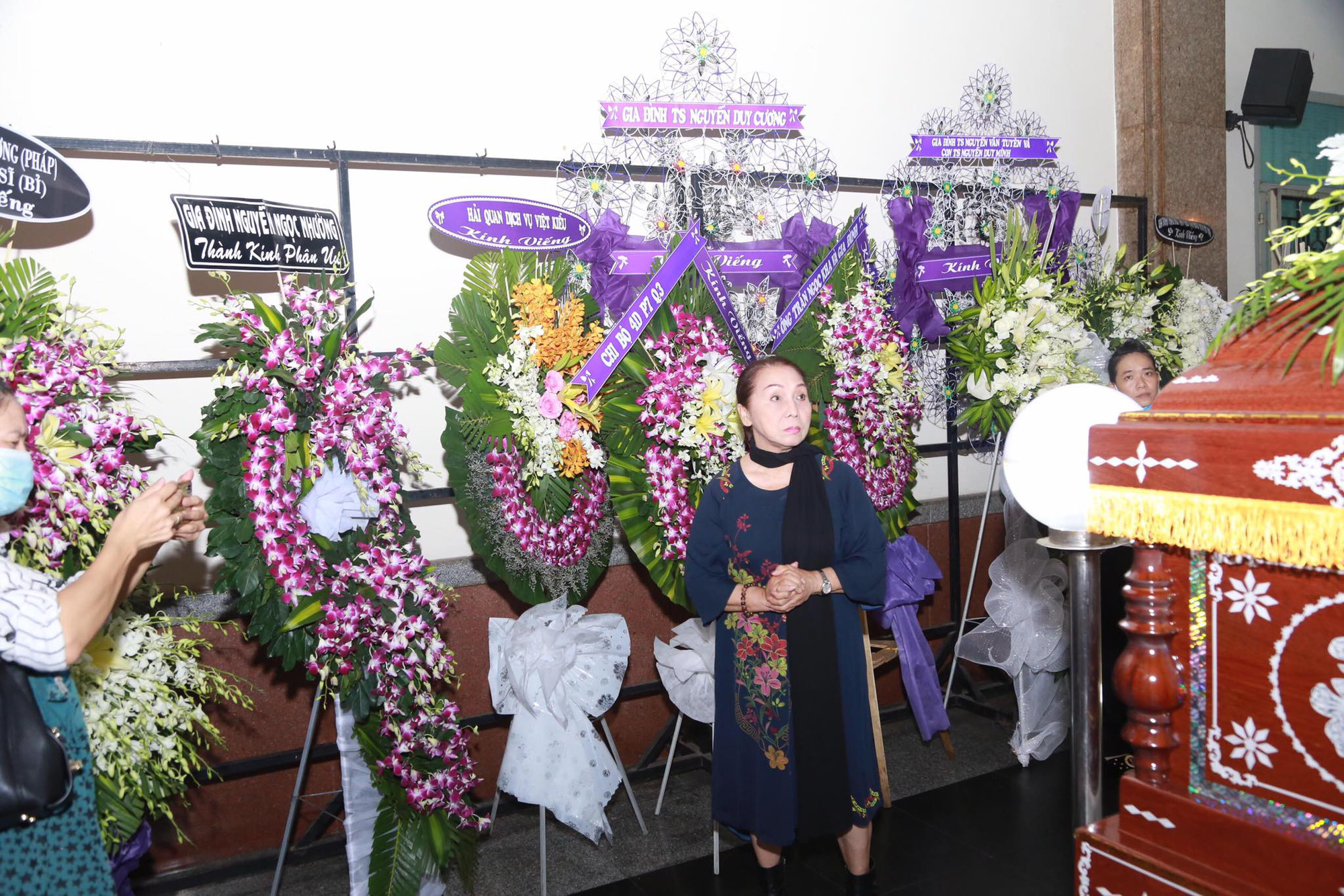 NSND Bạch Tuyết, Ngọc Gi&agrave;u, Lệ Thủy... tiễn biệt Mẫn Đạt của Đời c&ocirc; Lựu - Ảnh 4.