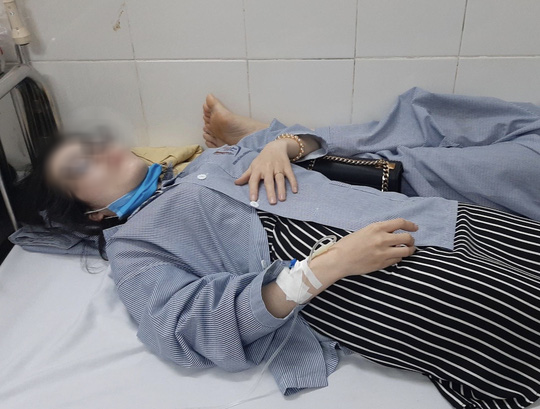 CLIP: Bất ngờ xông vào cửa hàng hành hung người phụ nữ giữa ban ngày - Ảnh 2.