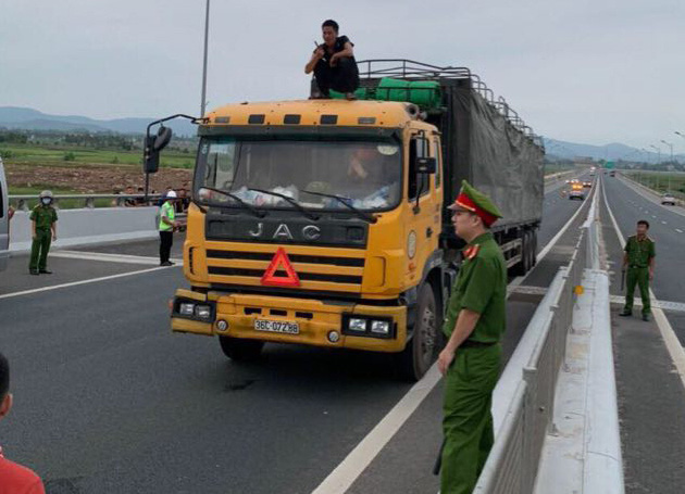 Nam thanh ni&ecirc;n cầm dao dọa ch&eacute;m người tr&ecirc;n cao tốc, g&acirc;y thương t&iacute;ch cho c&ocirc;ng an x&atilde; - Ảnh 1.