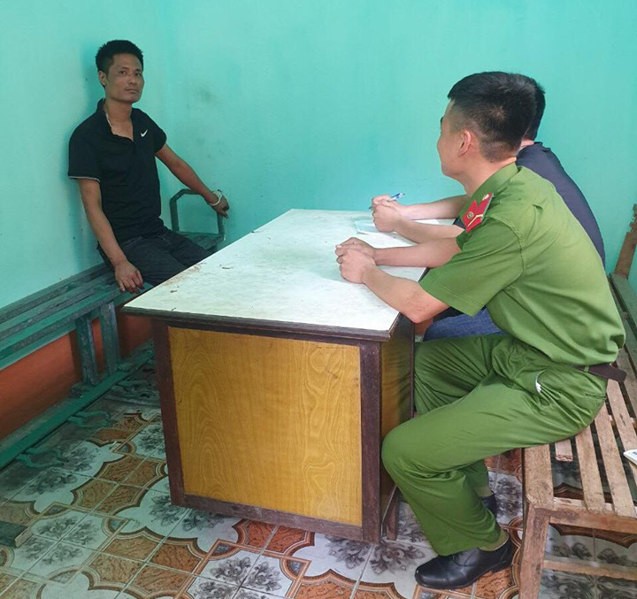 Nam thanh ni&ecirc;n cầm dao dọa ch&eacute;m người tr&ecirc;n cao tốc, g&acirc;y thương t&iacute;ch cho c&ocirc;ng an x&atilde; - Ảnh 2.
