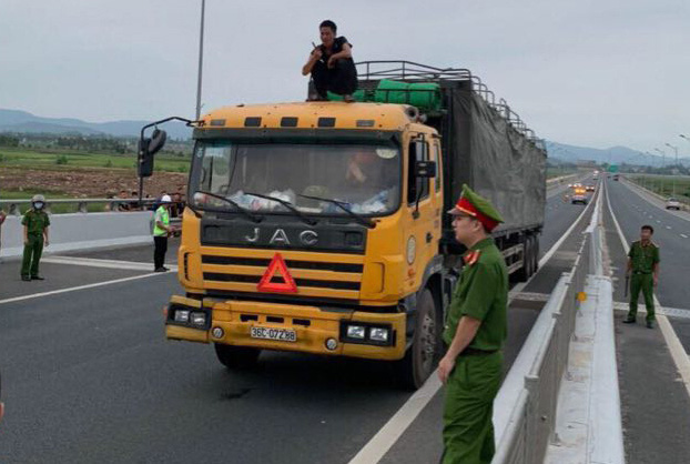 Nam thanh niên cầm dao dọa chém người trên cao tốc, gây thương tích cho công an xã