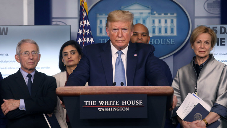 Covid-19: Tổng thống Trump lại chỉ trích WHO, quan chức Mỹ "vỗ mặt" Trung Quốc