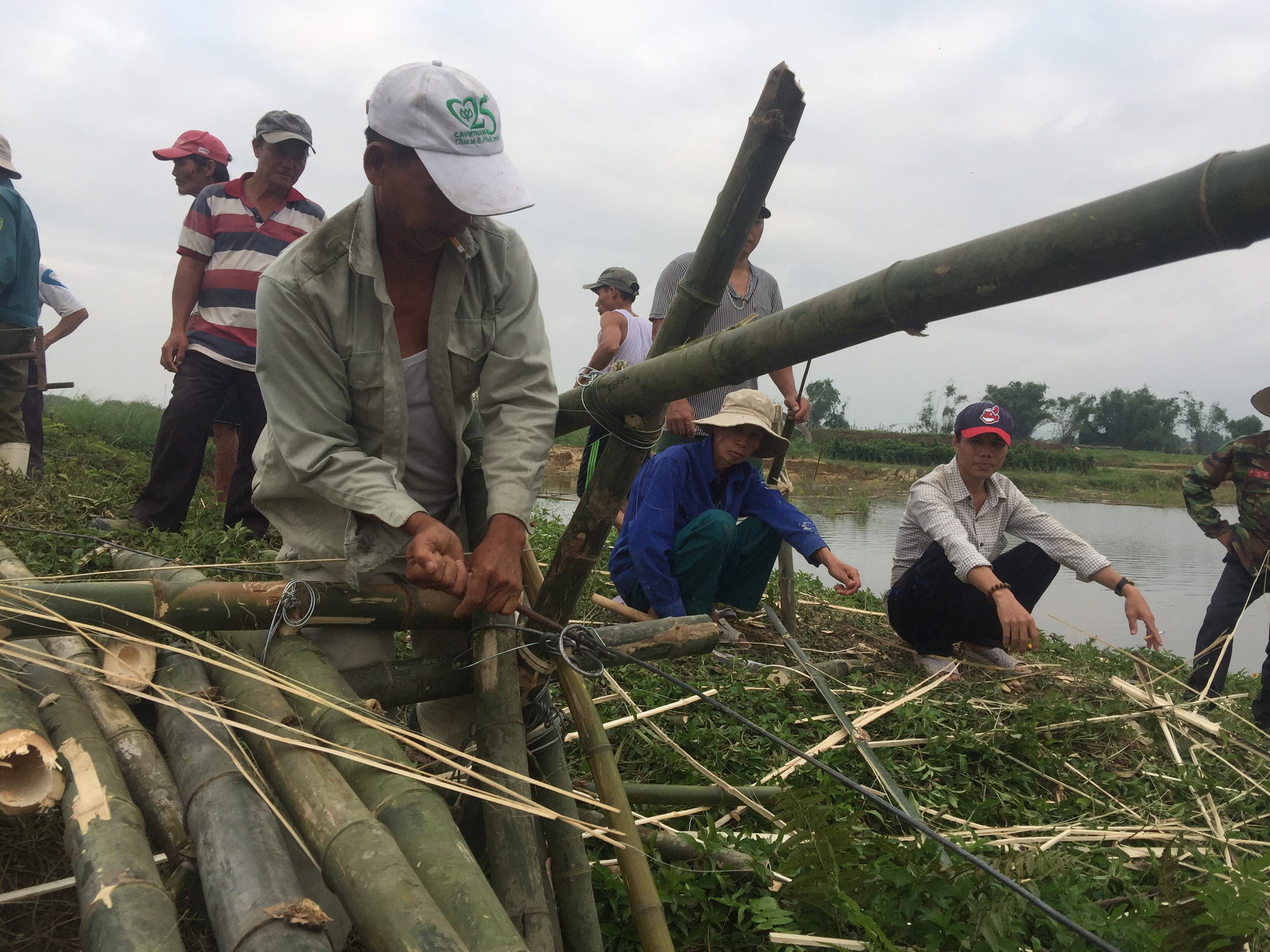 C&acirc;y cầu &ldquo;lạ&rdquo; bắc qua s&ocirc;ng Bồ - Ảnh 2.