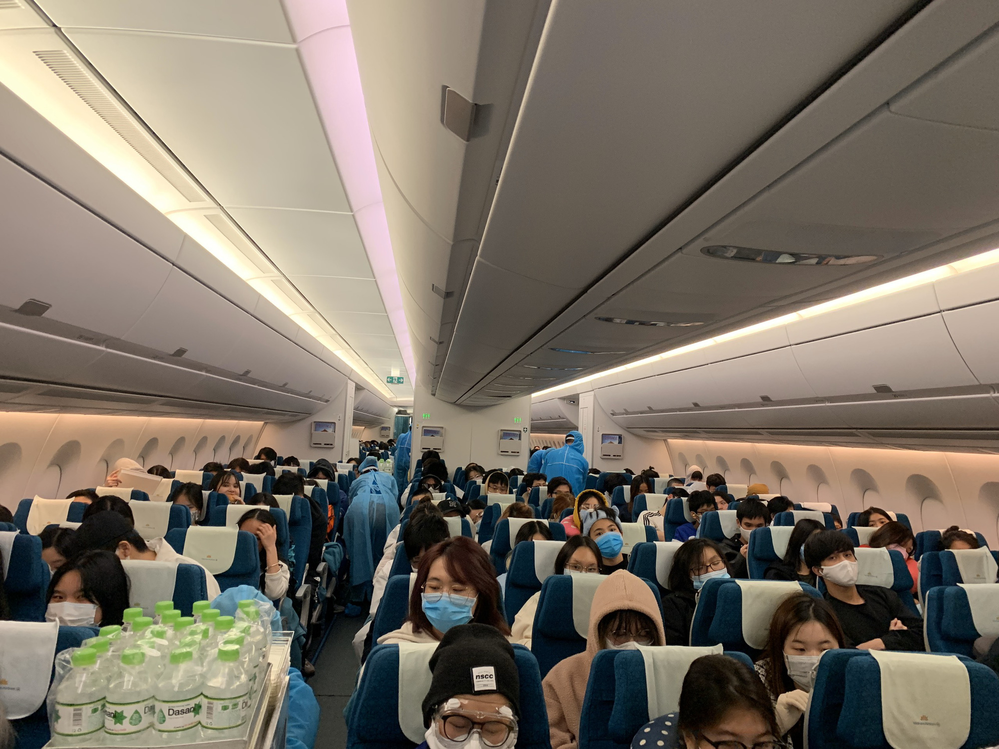 276 người Việt từ Canada về nước tại sân bay Vân Đồn - Ảnh 6.