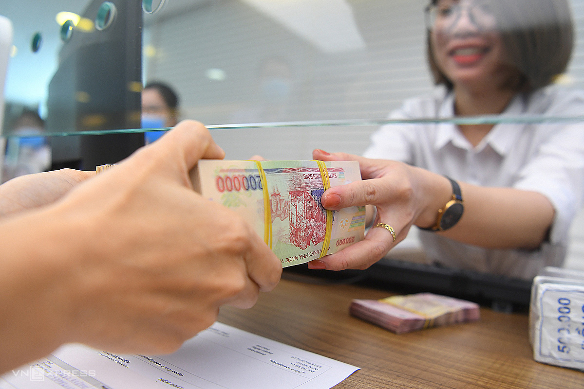 Vì sao gửi tiết kiệm không nên chỉ nhìn vào lãi suất