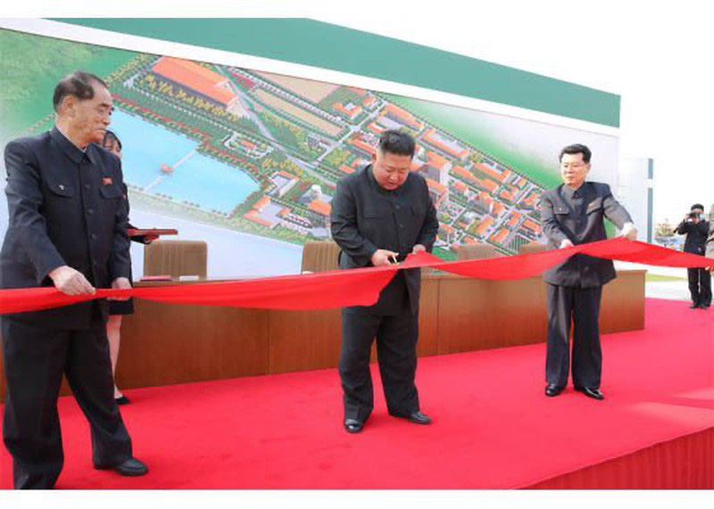Nhà lãnh đạo Triều Tiên Kim Jong-un bất ngờ xuất hiện - Ảnh 4.