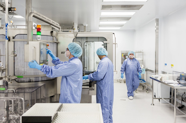Mỹ: FDA cho ph&eacute;p sử dụng thuốc Remdesivir trong điều trị Covid-19 - Ảnh 2.