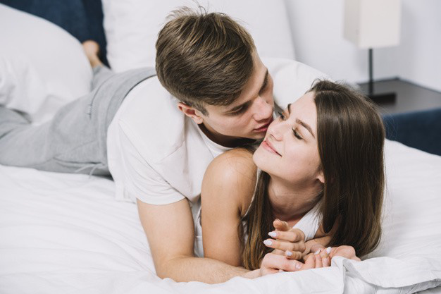 Vợ chết lặng chứng kiến chồng hoàn hảo đắm say bên tình cũ