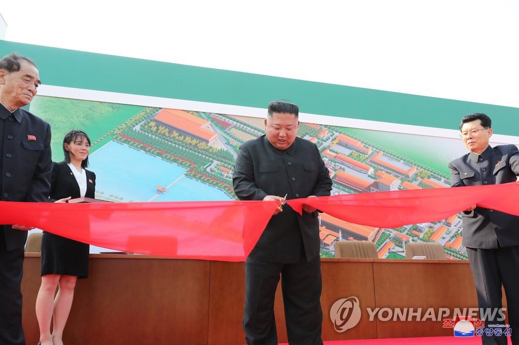 Nhà lãnh đạo Triều Tiên Kim Jong-un bất ngờ xuất hiện - Ảnh 3.